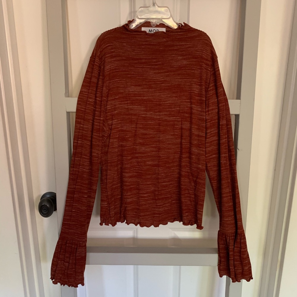 Thermal top with belle sleeve detail
